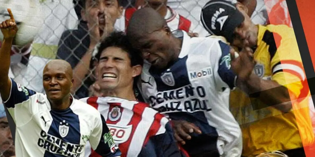 Aquivaldo Mosquera con el Pachuca, detrás Magallón, Mosquera y Calero / FOTO Leyendas del Fútbol