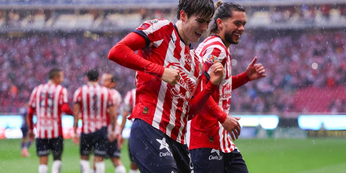 Armando González festeja el segundo gol de Chivas, junto con Cade Cowell (Fuente: Antonio Rosique) 