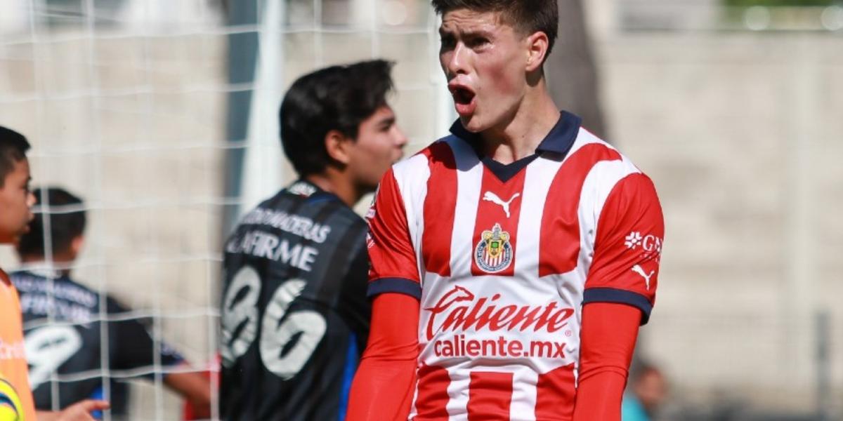 Armando González festeja gol con el combinado de las Chivas (Fuente: Chivas) 