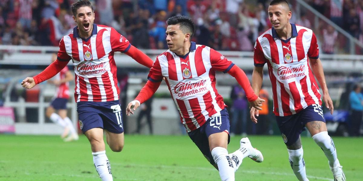 Beltrán, Brizuela y Alvarado con la playera de Chivas (Foto: Imago7)