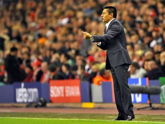 Ambriz dirigiendo al Atlético de Madrid en Anfield