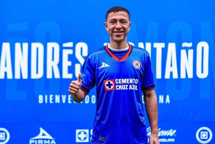 Andrés Montaño en su presentación con Cruz Azul (Foto: X @CruzAzul)