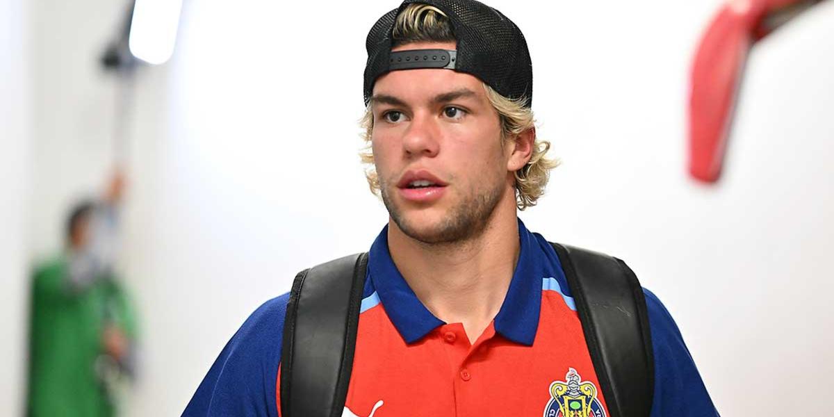 Cade Cowell en el vestidor de las Chivas de Guadalajara (Fuente: Chivas) 