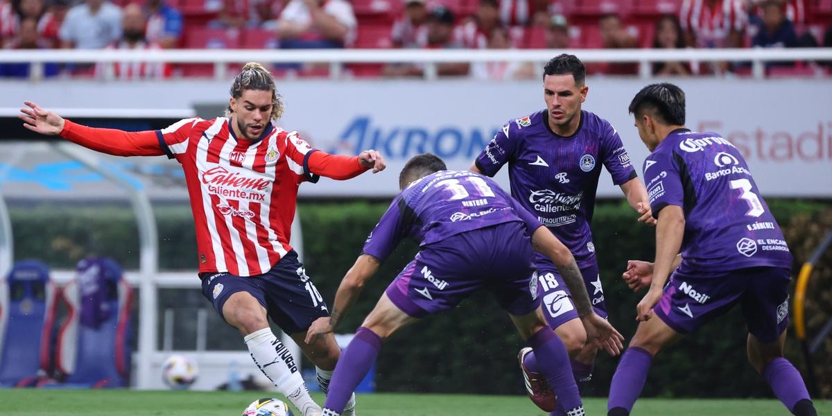 Cade Cowell se saca de la marca de Ventura Alvarado en el 1er gol de Chivas (Fuente: Chivas) 