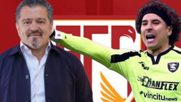 Carlos Hermosillo, Guillermo Ochoa y al fondo el escudo del AVS SAD (Foto: GettyImages)