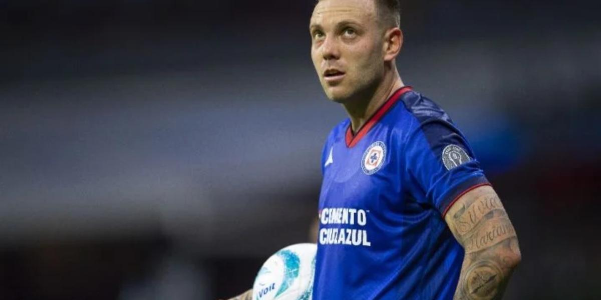 Carlos Rotondi con la pelota a punto de hacer un saque de banda (Fuente: Mexsports) 