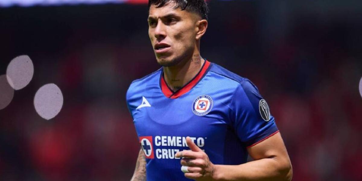 Carlos Salcedo jugando con el combinado de Cruz Azul (Fuente: Mexsports) 