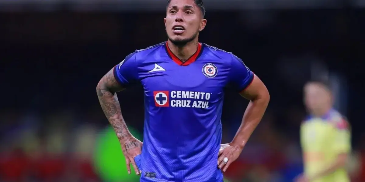 Carlos Salcedo tiene problemas para frenar en velocidad a Henry Martín