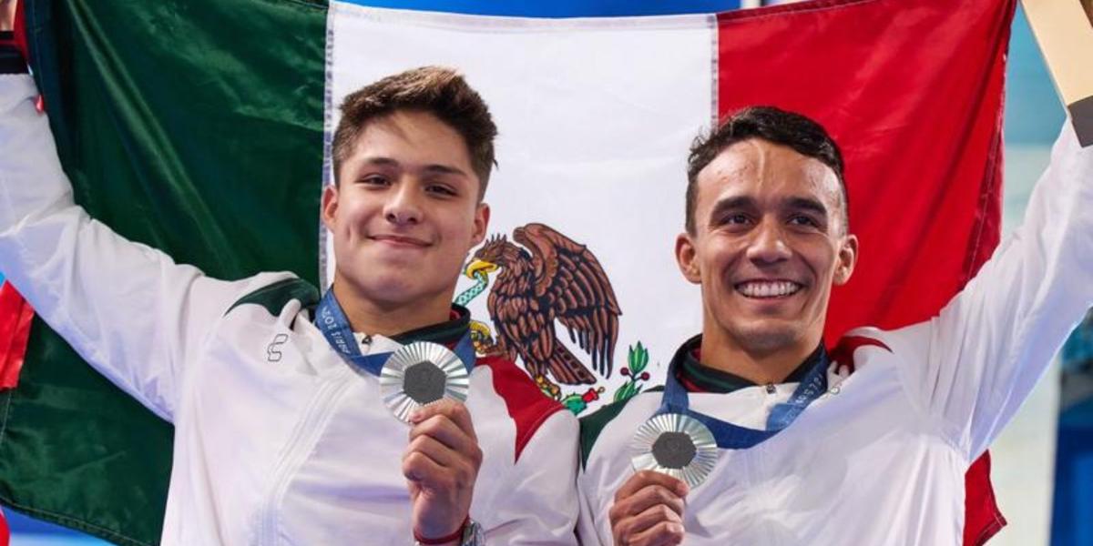 Celaya y Olvera con la medalla de plata. (Foto: Olympics)