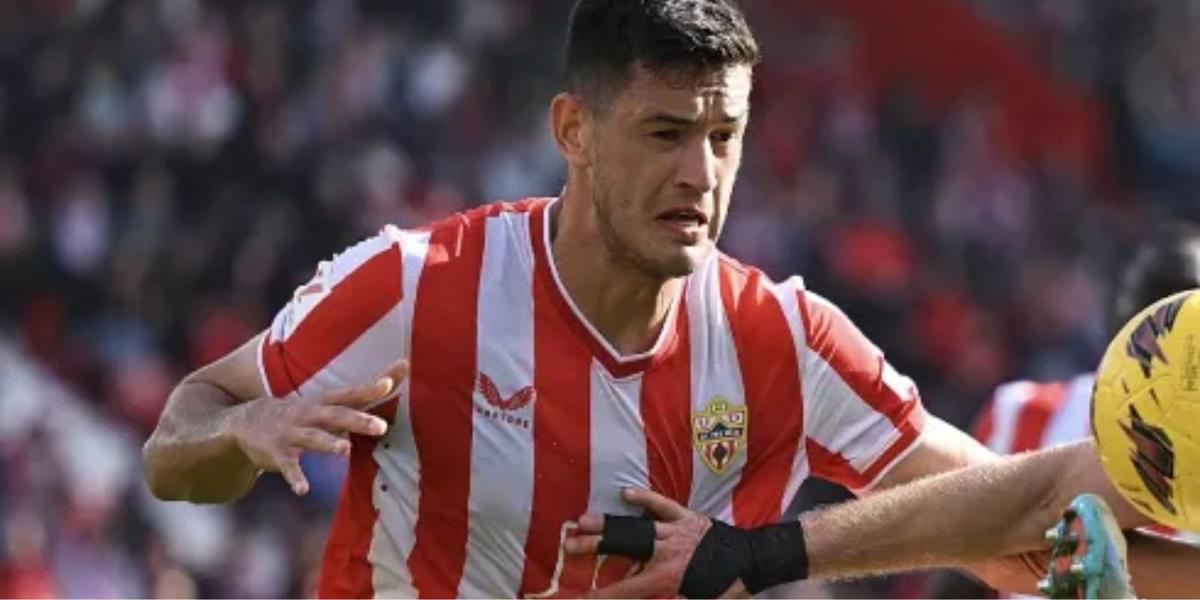 César Montes en un partido con el Almería (Foto: EFE)