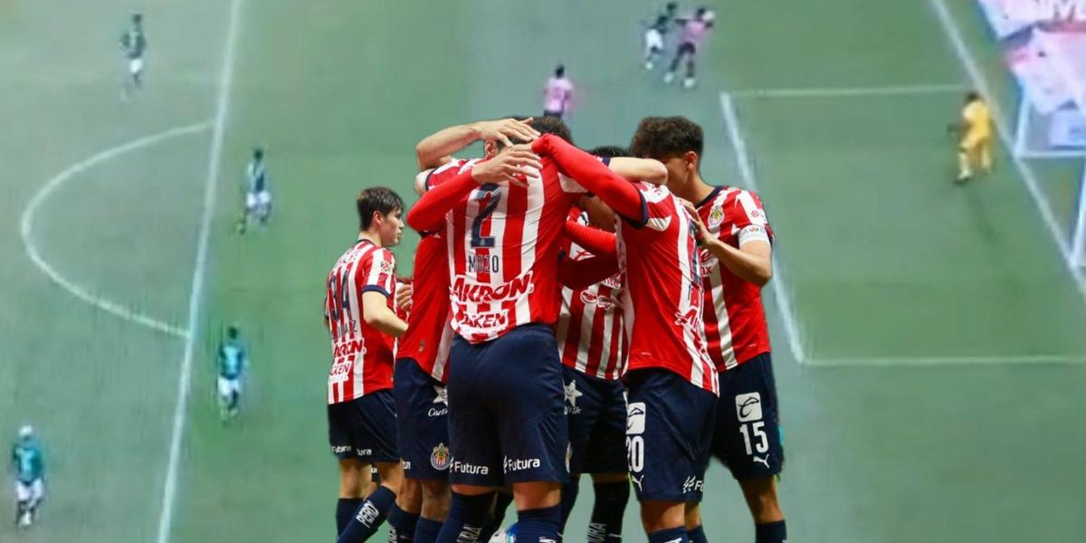 Chivas y al fondo el autogol polémico (Foto: GettyImages)