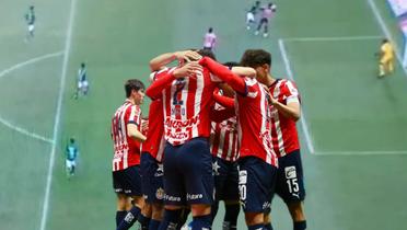 Chivas y al fondo el autogol polémico (Foto: GettyImages)