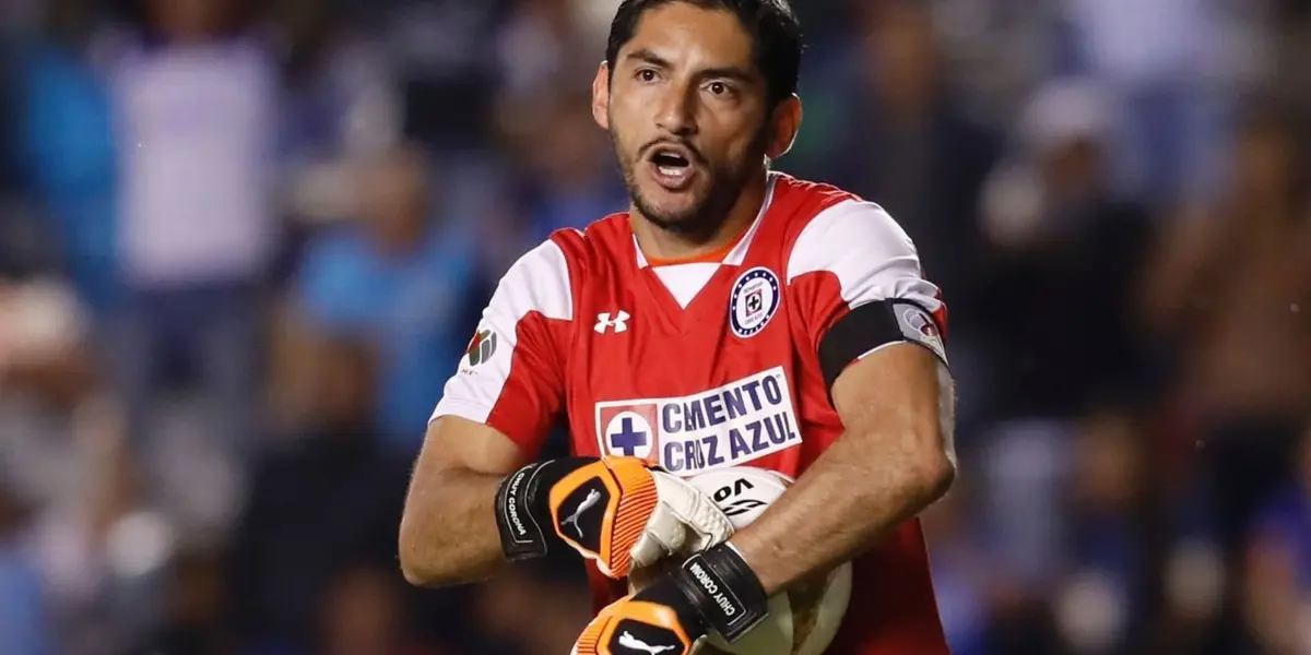 Chuy Corona durante su etapa con Cruz Azul