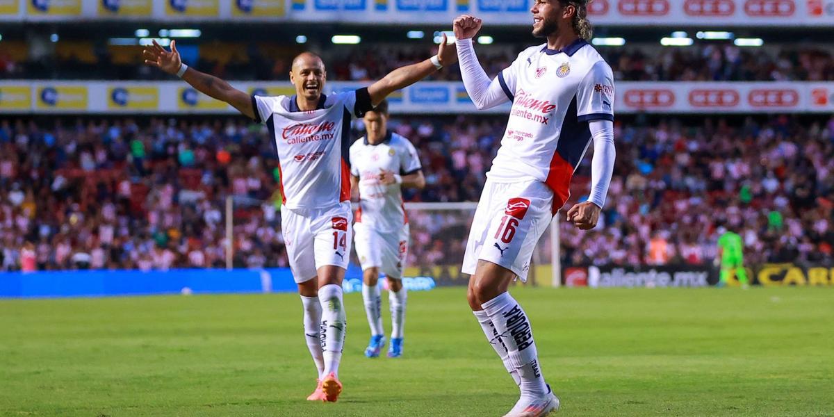 Cowell y Chicharito festejando con Chivas