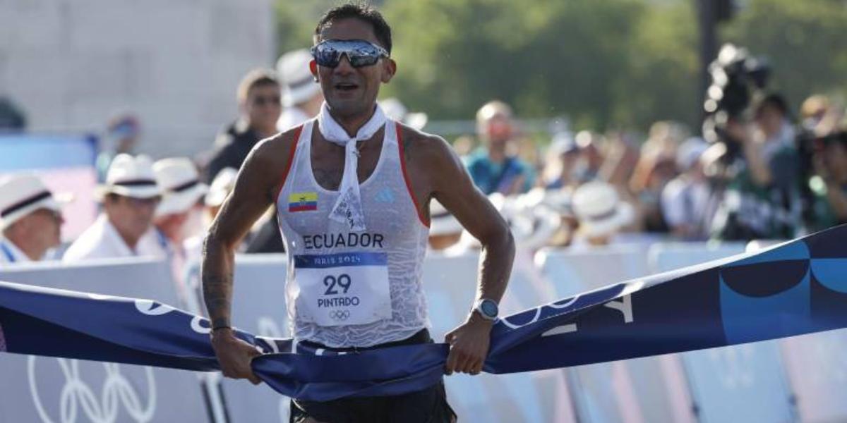 Daniel Pintado cruza la línea de meta. (Foto: EFE)