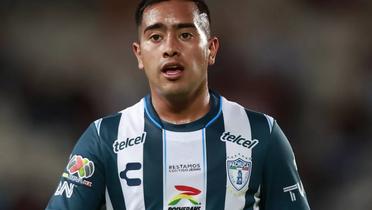 Erick Sánchez juega un partido con los Tuzos del Pachuca 