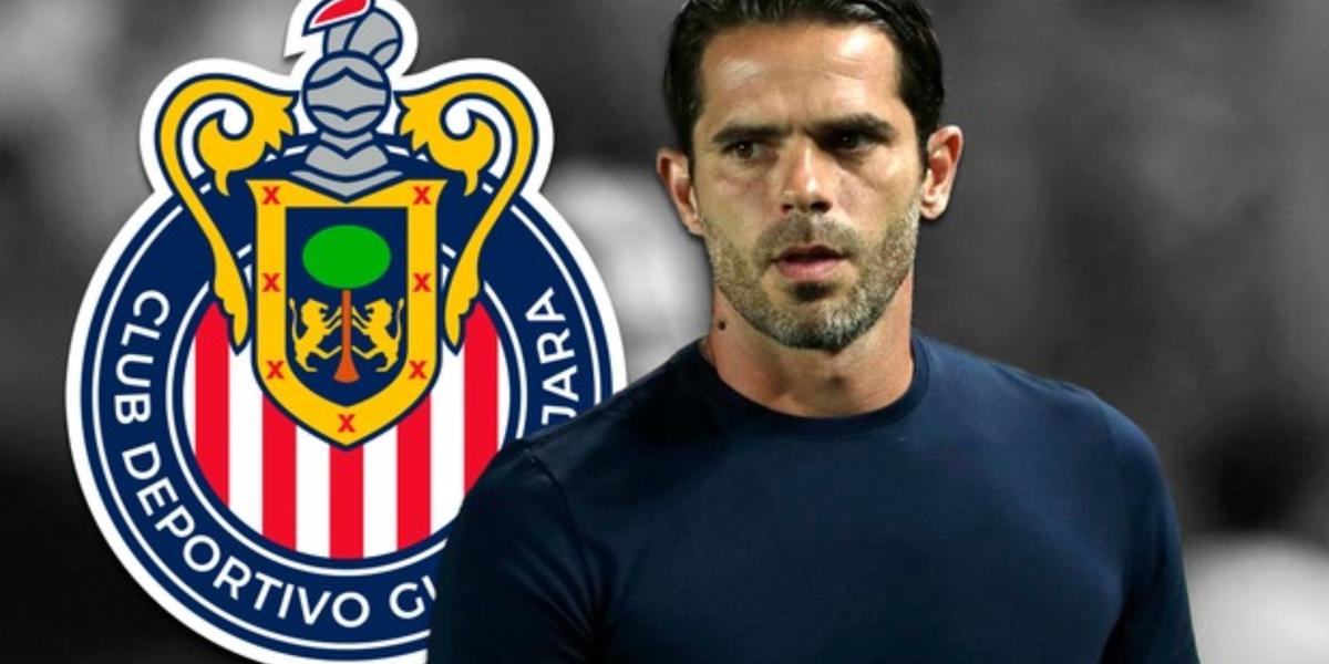 Fernando Gago dirigiendo un partido de las Chivas (Fuente: Esto) 