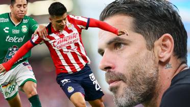 Fernando Gago y un jugador de Chivas y León (Foto: GettyImages)