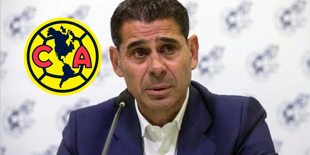 Fernando Hierro en conferencia de prensa, junto a él escudo de América