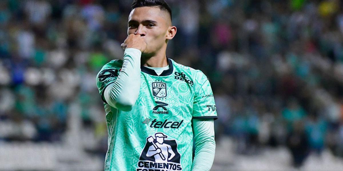 Fidel Ambriz con la playera del León (Foto: Imago7)