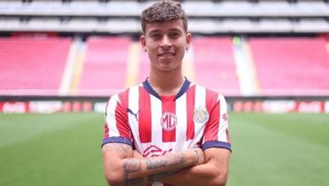 Fidel Barajas en su presentación con Chivas (Foto: X @Chivas)