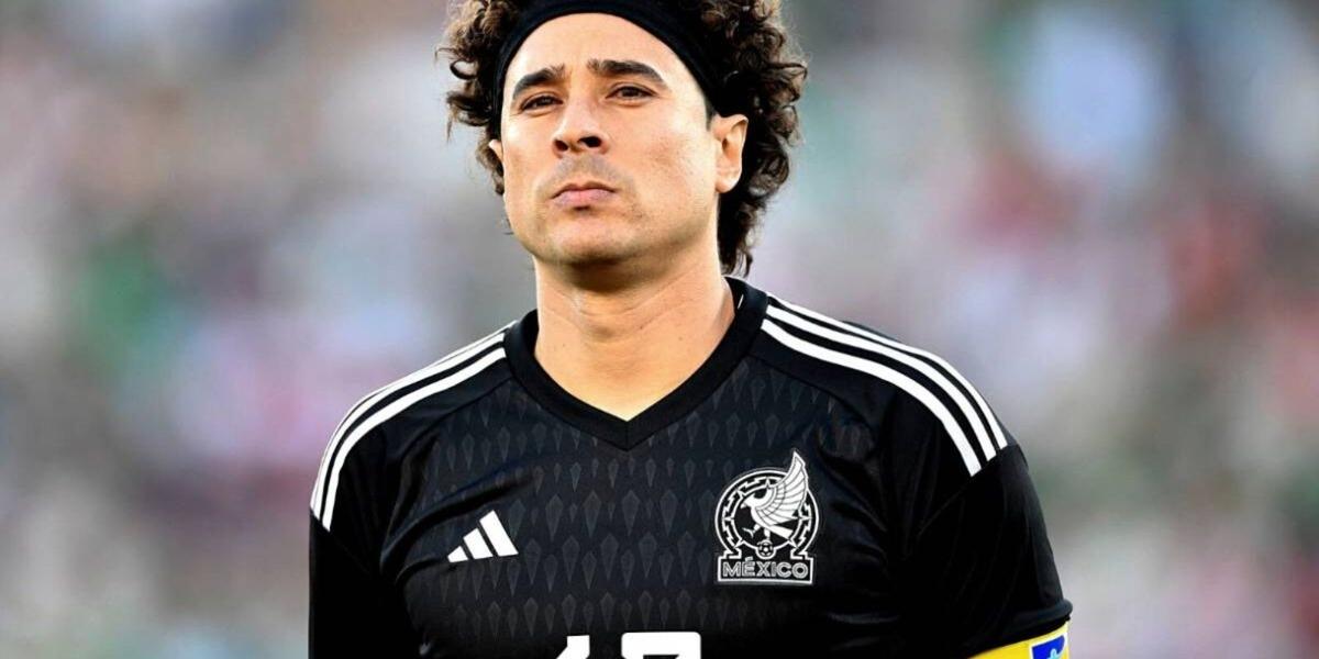 Guillermo Ochoa atajando con la selección mexicana (Fuente: MSN) 