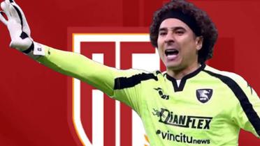 Guillermo Ochoa y al fondo el escudo del AVS SAD (Foto: GettyImages)