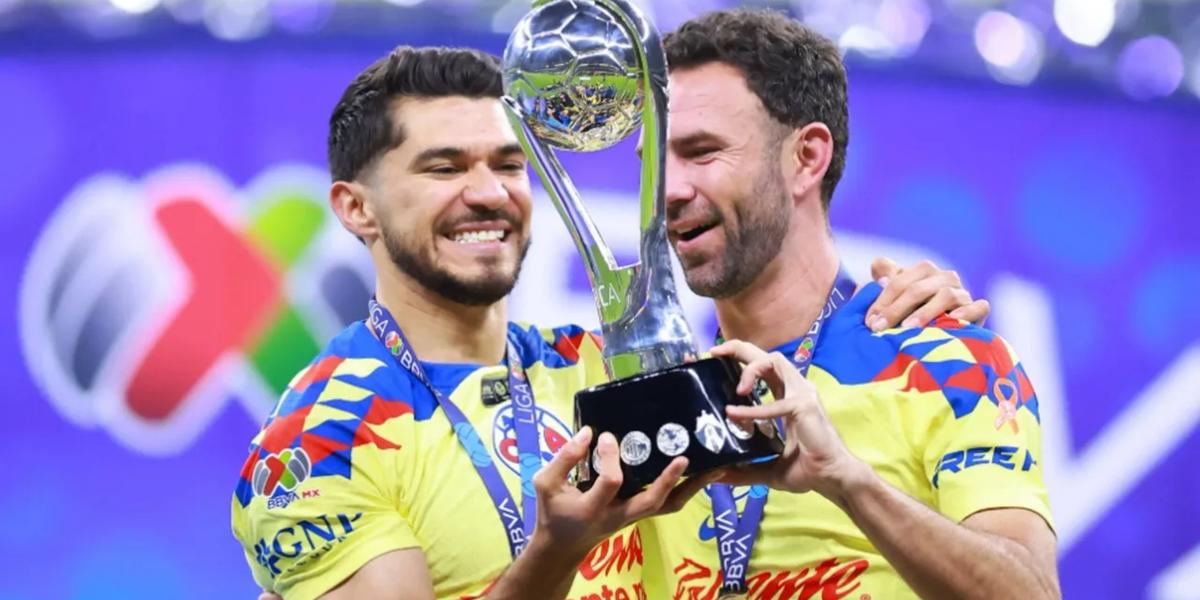 Henry Martín y Miguel Layún levantan el trofeo del Clausura 2024 para América (Foto: Claro Sports)