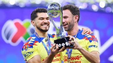 Henry Martín y Miguel Layún levantan el trofeo del Clausura 2024 para América (Foto: Claro Sports)