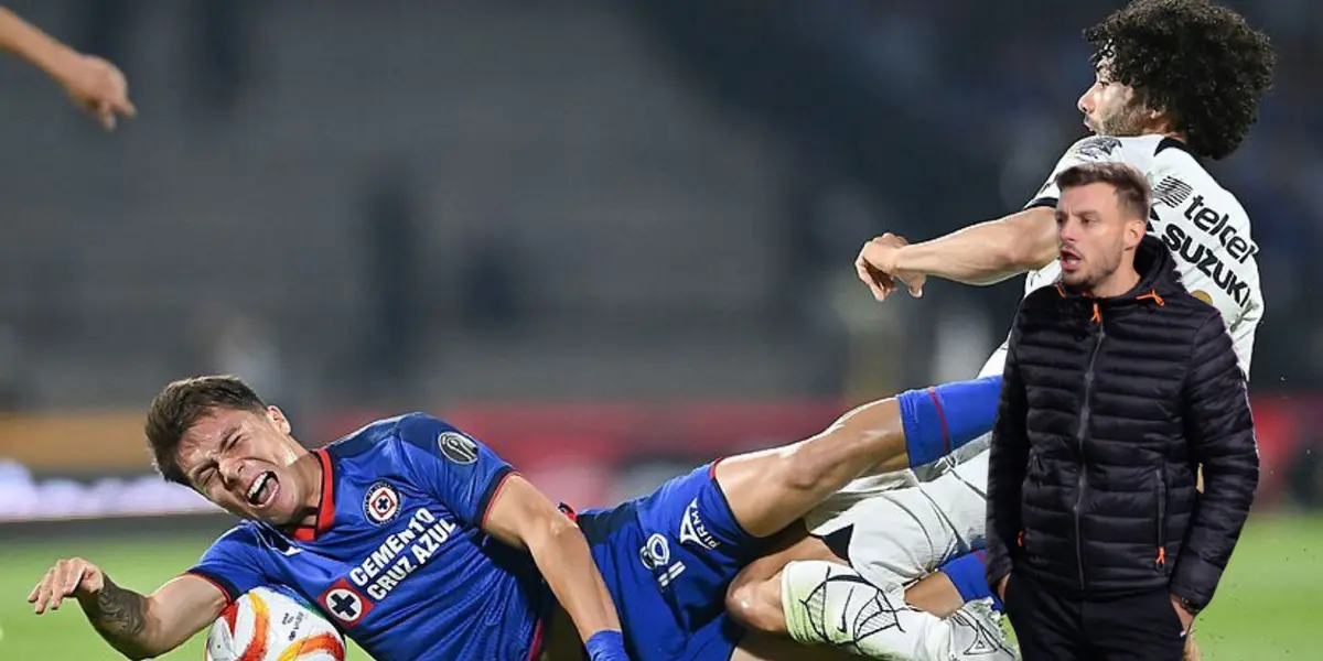 Huescas en encontronazo con César Huerta en Pumas vs Cruz Azul. Foto: Marca