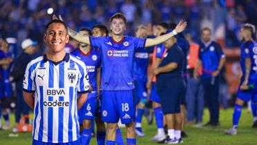 Huescas y jugadores de Cruz Azul y romo con la de rayados