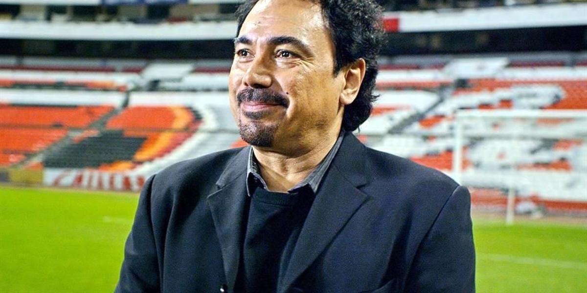 Hugo Sánchez en el estadio Azteca, posando para foto (Fuente: Studio Fútbol) 