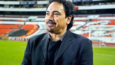 Hugo Sánchez en el estadio Azteca, posando para foto (Fuente: Studio Fútbol) 