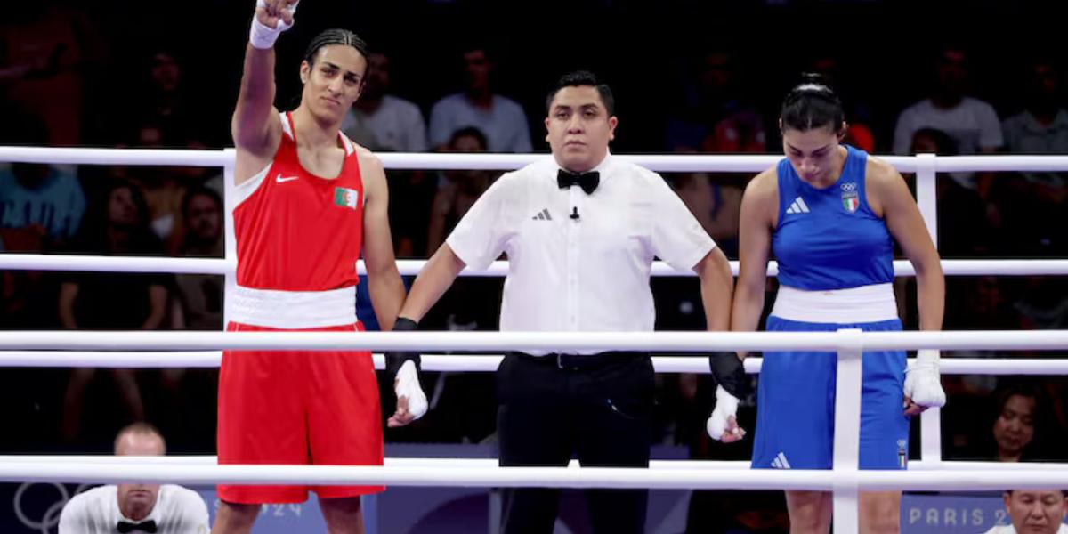 Imane Khelif levanta su brazo al ser nombrada como ganadora. (Foto: EFE)