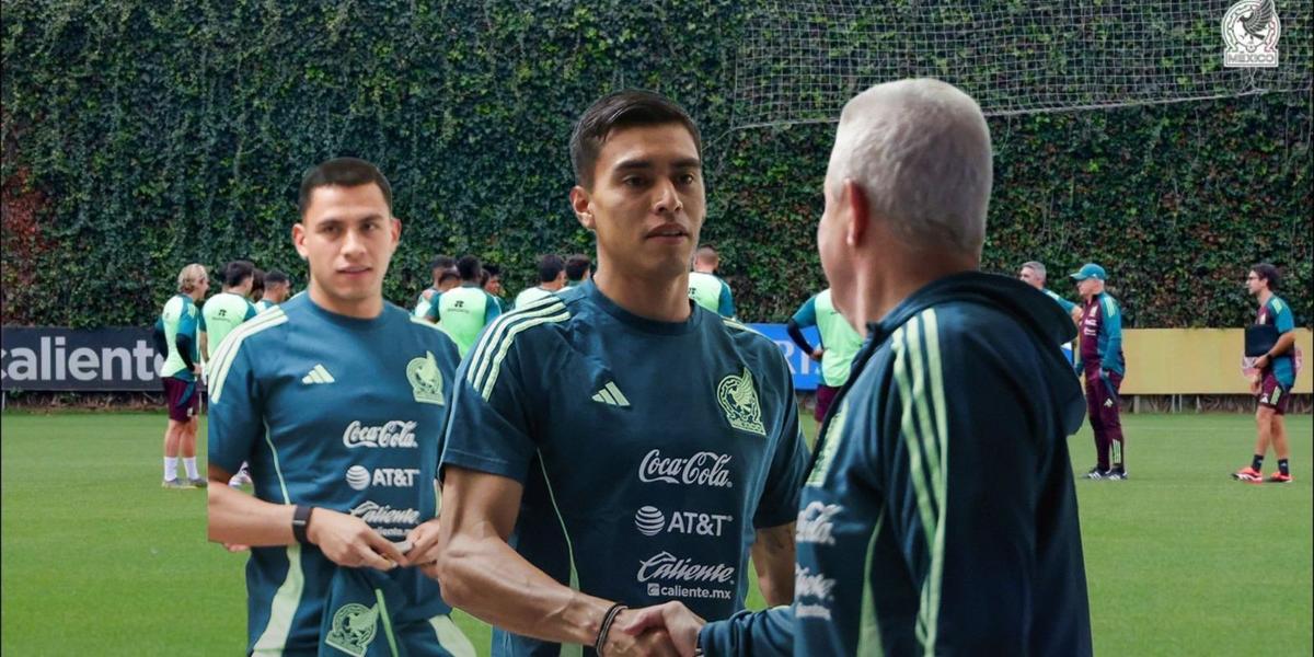 Javier Aguirre saludando a sus pupilos (Foto: X @miseleccionmx)