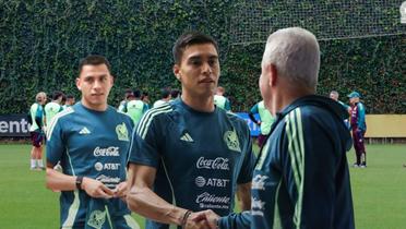 Javier Aguirre saludando a sus pupilos (Foto: X @miseleccionmx)