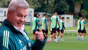 Javier Aguirre y al fondo sus nuevos pupilos (Foto: X @miseleccionmx)