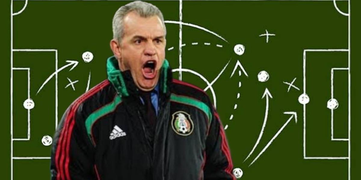 Javier Aguirre y al fondo una pizarra (Foto: GettyImages)