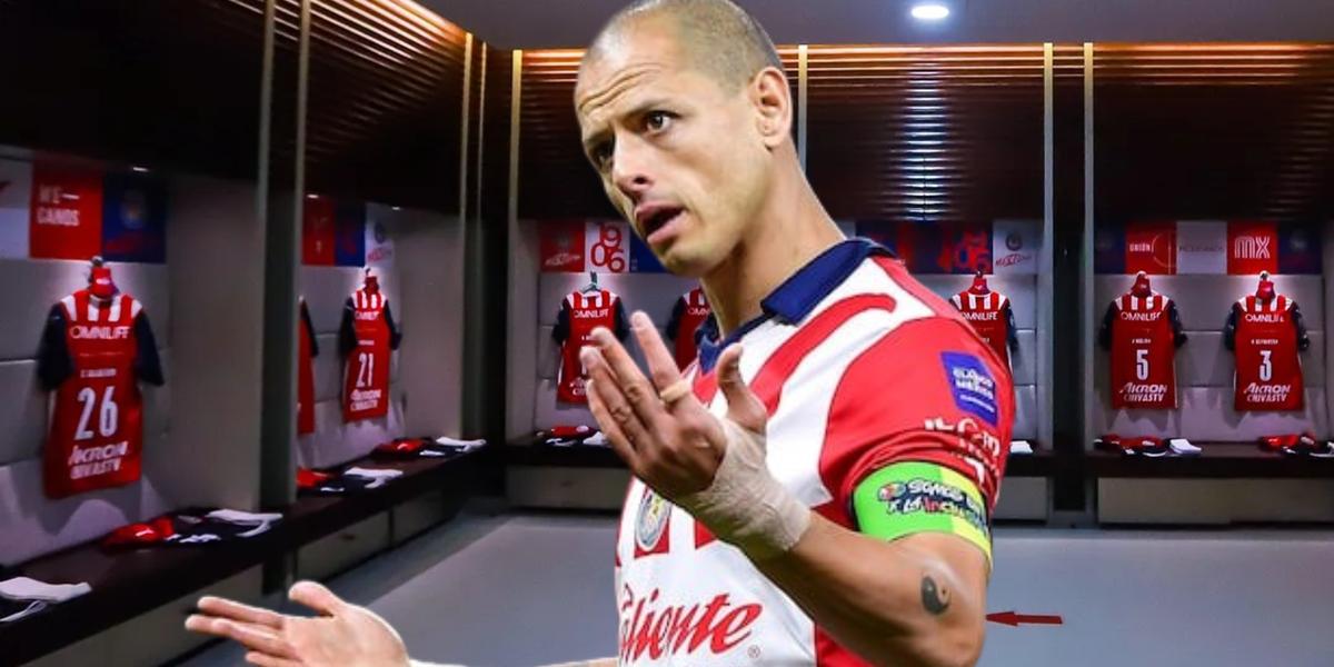 Javier Hernández dentro del vestidor de las Chivas de Guadalajara (Fuente: Chivas) 