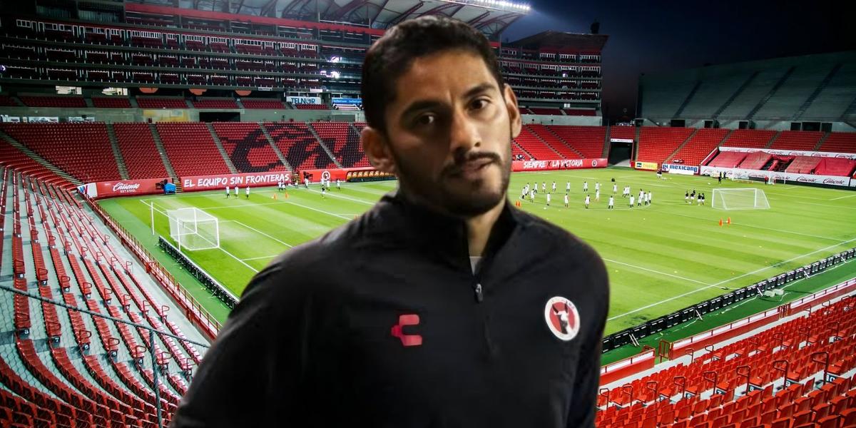 Jesús Corona y al fondo el Estadio Caliente (Foto: X @Xolos)