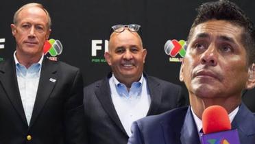 Jorge Campos y al fondo los directivos de la FMF (Foto: Imago7)