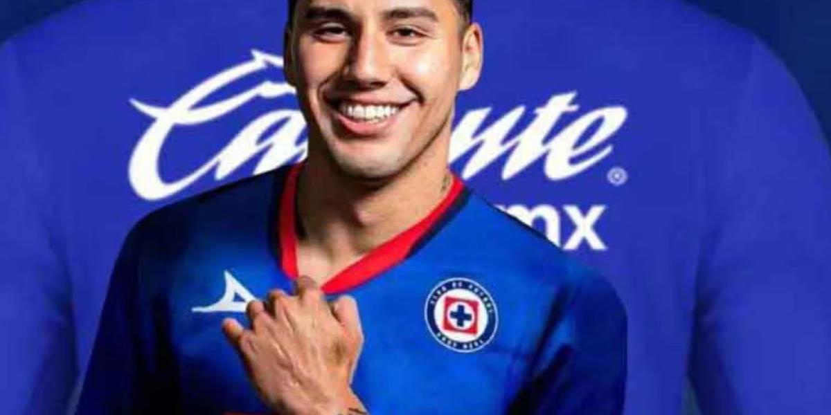 Jorge Sánchez modelando la playera de Cruz Azul (Fuente: Tu portal) 