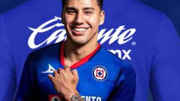 Jorge Sánchez modelando la playera de Cruz Azul (Fuente: Tu portal) 