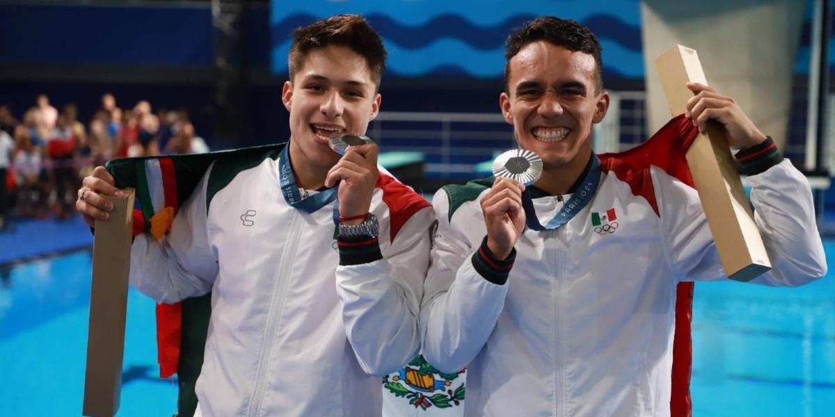 Juan Celaya y Osmar Olvera con la medalla de plata. (Foto: Olympics)