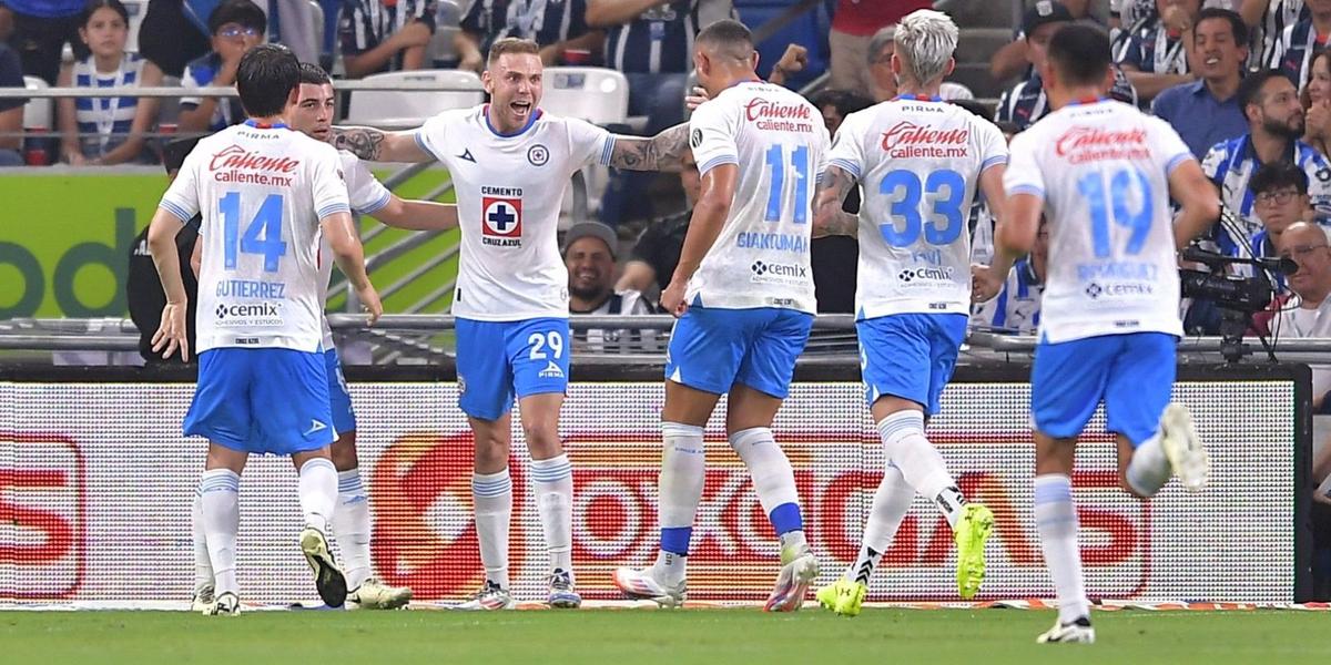 Jugador de Cruz Azul festeja el gol que realiza (Fuente: Imago) 