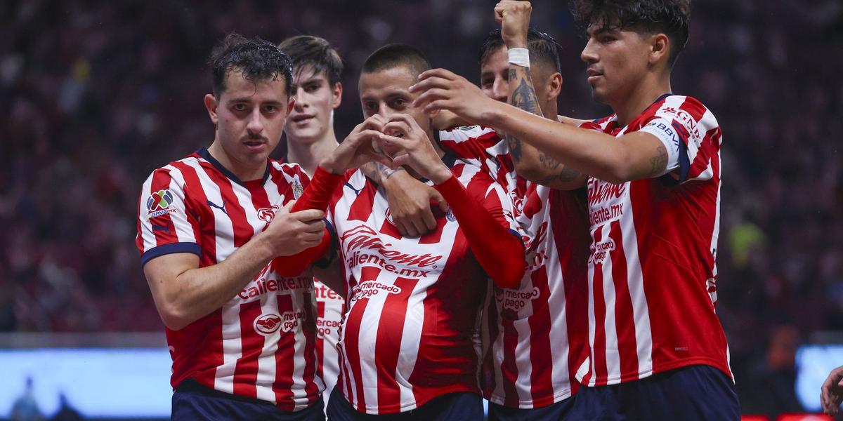 Jugadores de Chivas festejando el gol de Roberto Alvarado (Foto: Imago7)