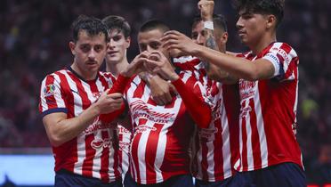 Jugadores de Chivas festejando el gol de Roberto Alvarado (Foto: Imago7)