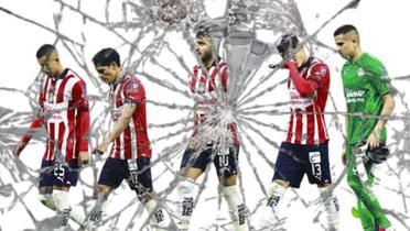 Jugadores de Chivas tras cristal roto