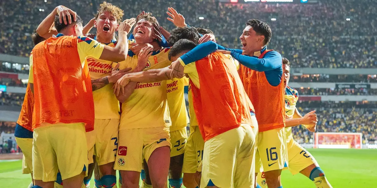 Jugadores del América festejando el gol de Israel Reyes ante Chivas en el Estadio Azteca