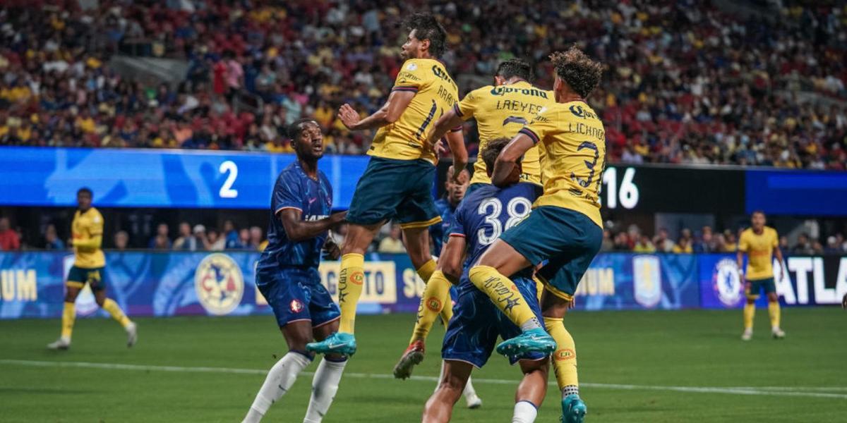 La defensa del Club América disputando el balón (Foto: GettyImages)